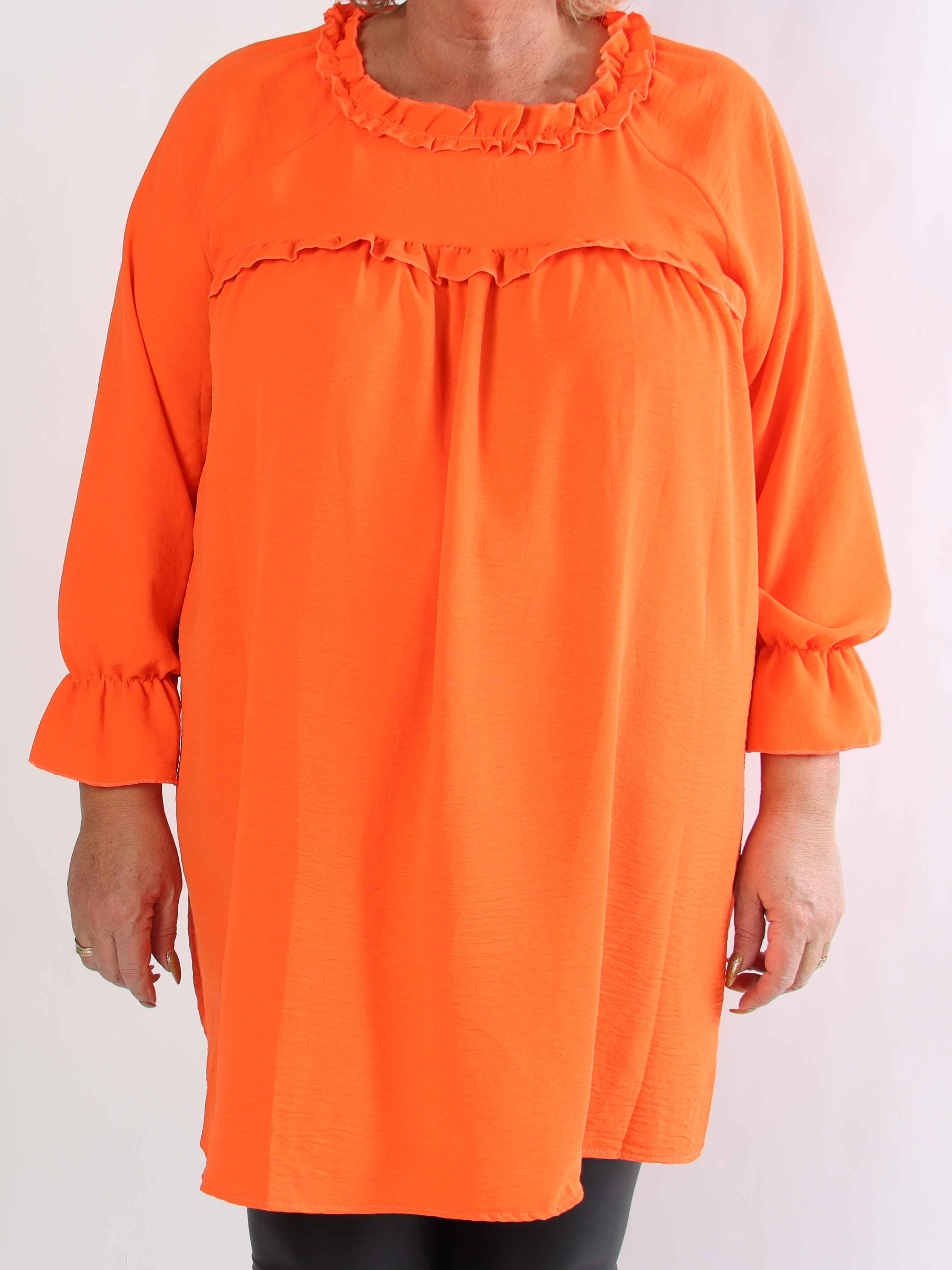 Waleria - Sød plus size kjole i viskose med fine flæsedetaljer